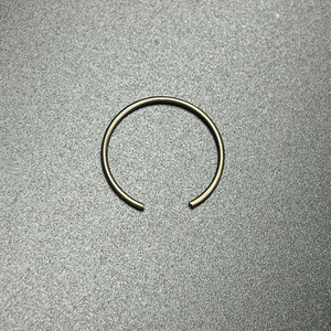 Стопорное кольцо поршневого пальца (пружинное) для снегохода Yamaha (93450-21053) (Yamaha)